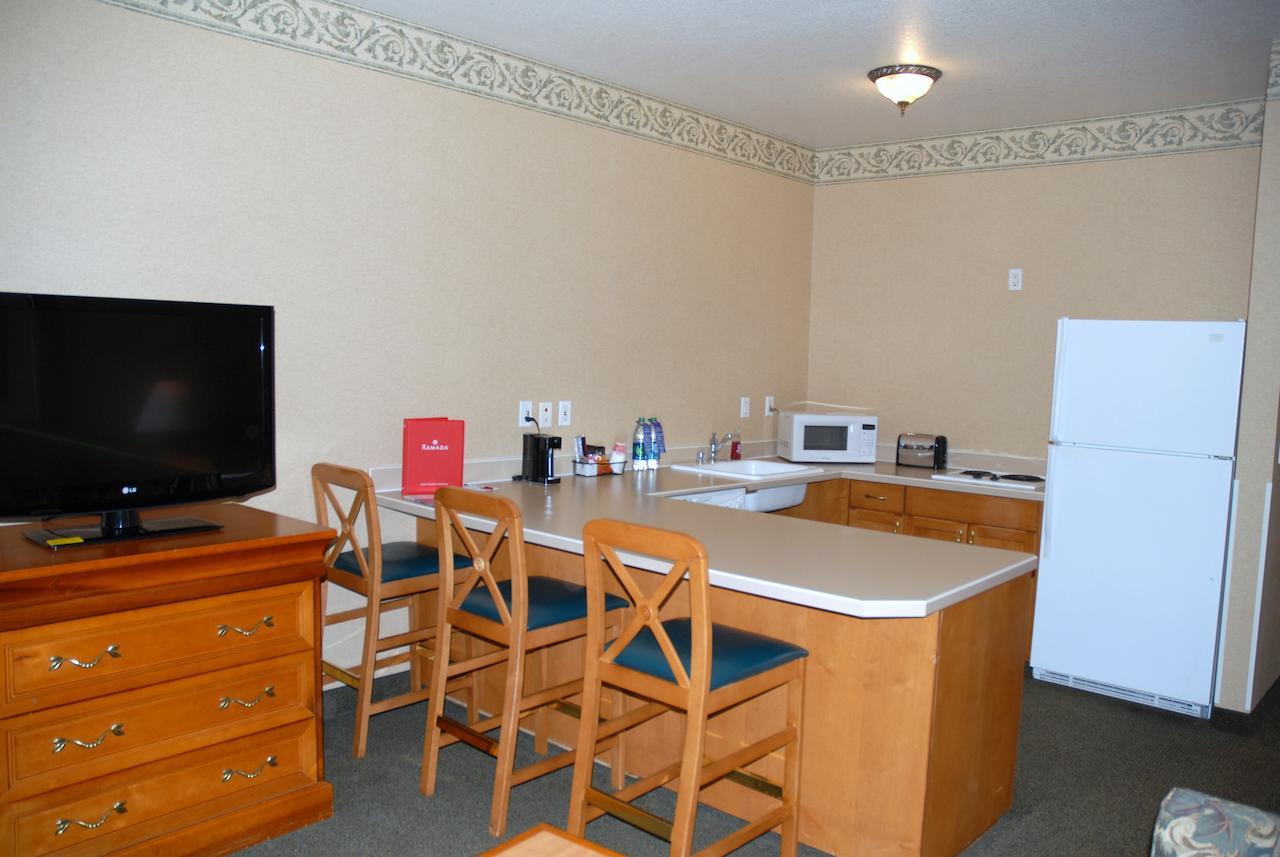 Ramada By Wyndham Olympia Otel Oda fotoğraf A typical kitchen in a typical hotel room